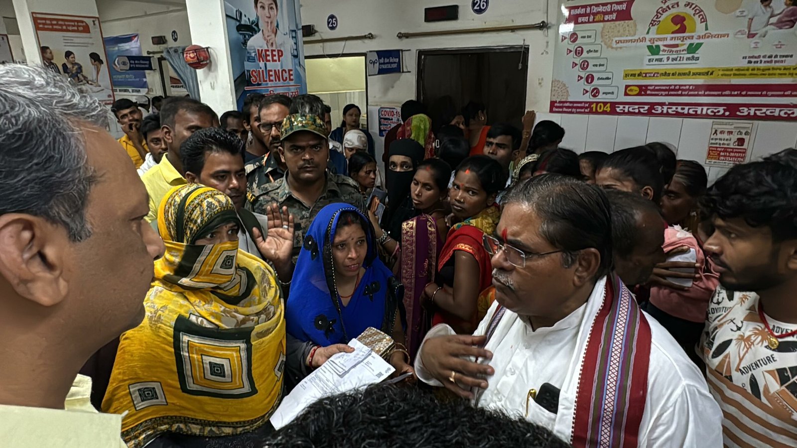 Minister in-charge Hari Sahni suddenly reached Arwal Sadar Hospital