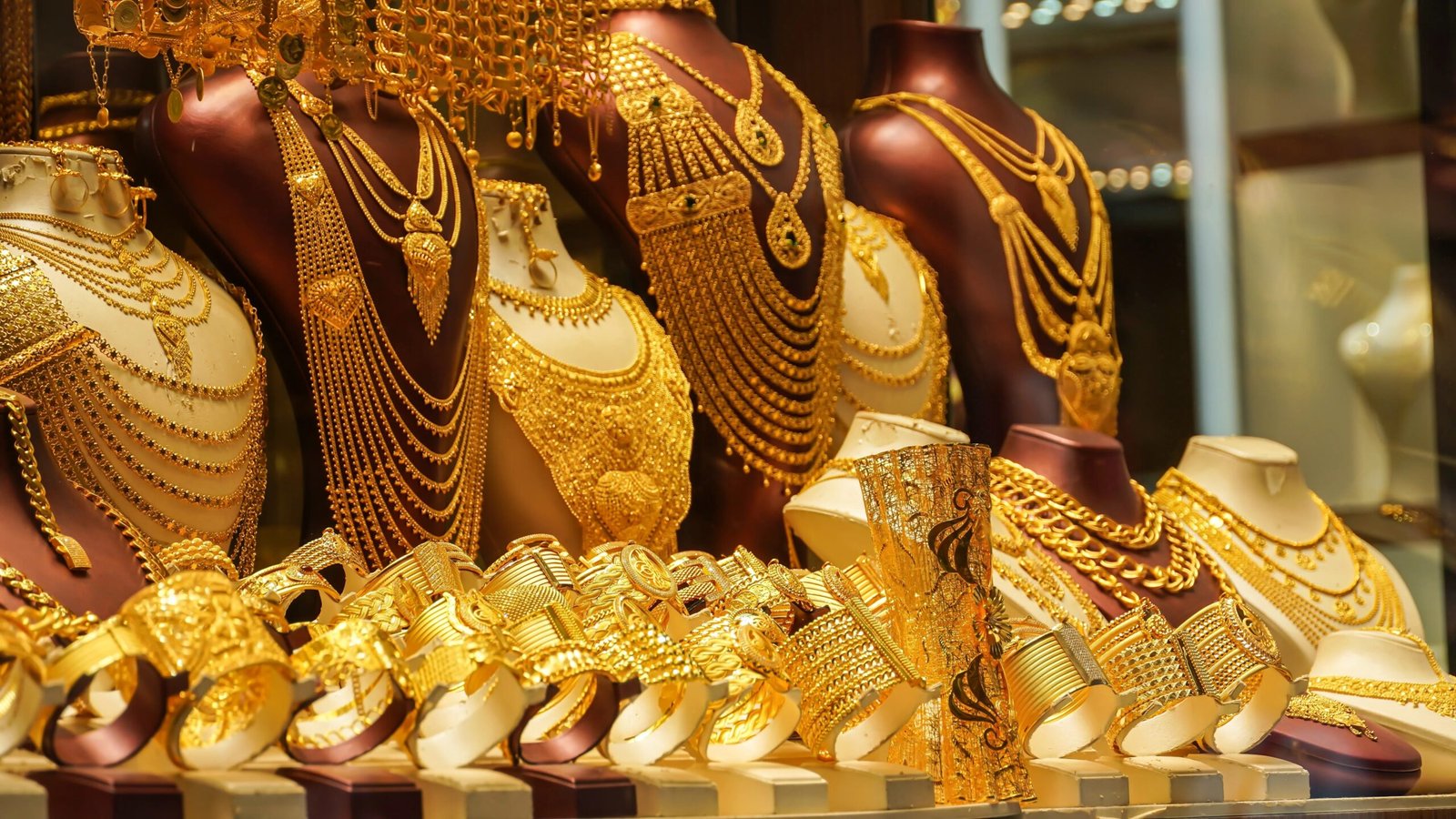 Gold becomes expensive once again, know where the price has reached