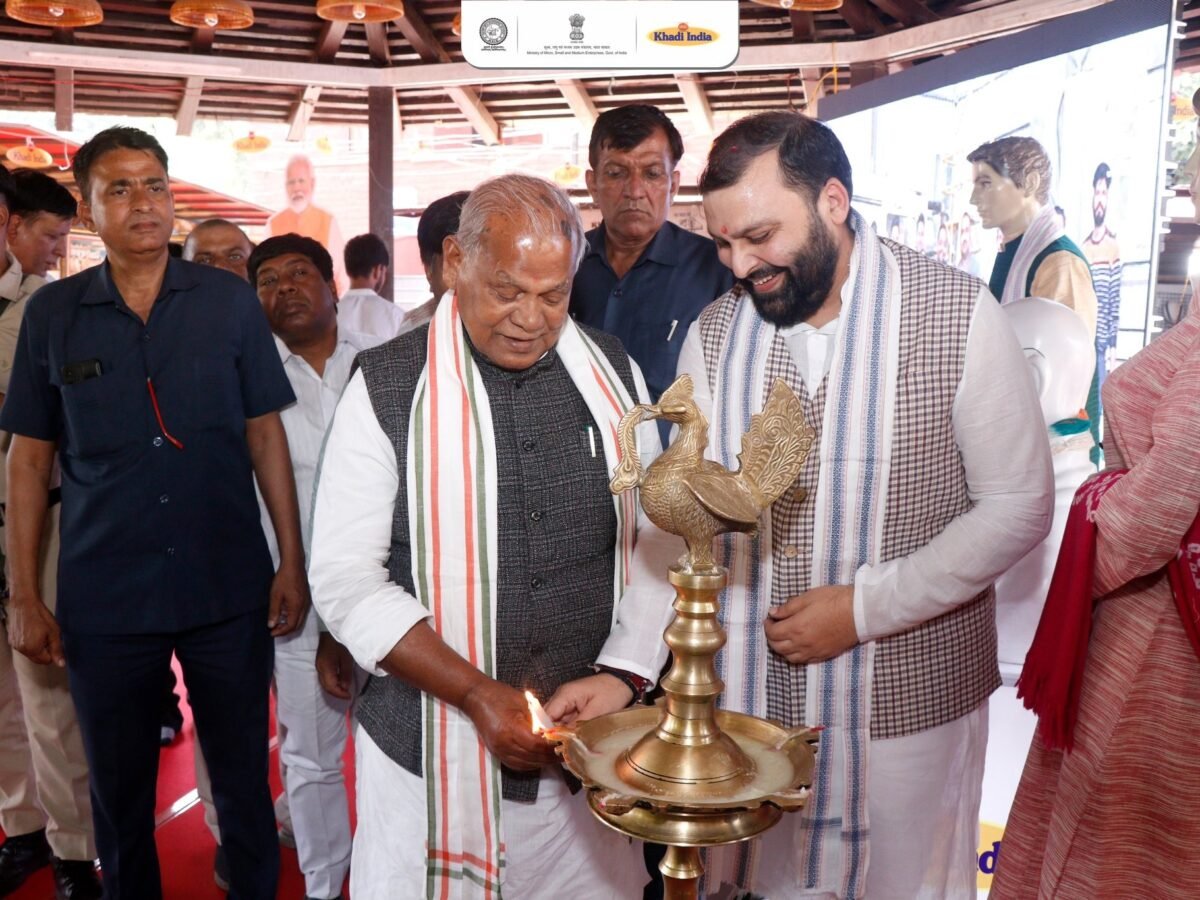 Khadi Mahotsav: केन्द्रीय मंत्री ने  ‘खादी महोत्सव’ के अंतर्गत विशेष खादी प्रदर्शनी का किया उद्घाटन