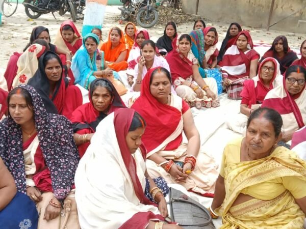 आंगनबाड़ी सेविका सहायिका ने विभिन्न मांगों को लेकर जिले के सभी प्रखंड मुख्यालय पर दिया धरना