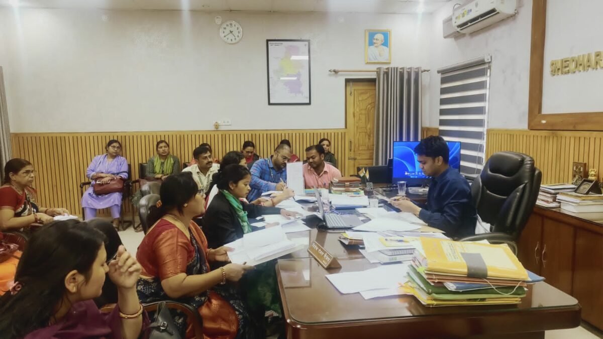 शिवहर के DM ने की ICDS योजनाओं की समीक्षा, आंगनवाड़ी केंद्रों में शौचालय निर्माण का दिया निर्देश