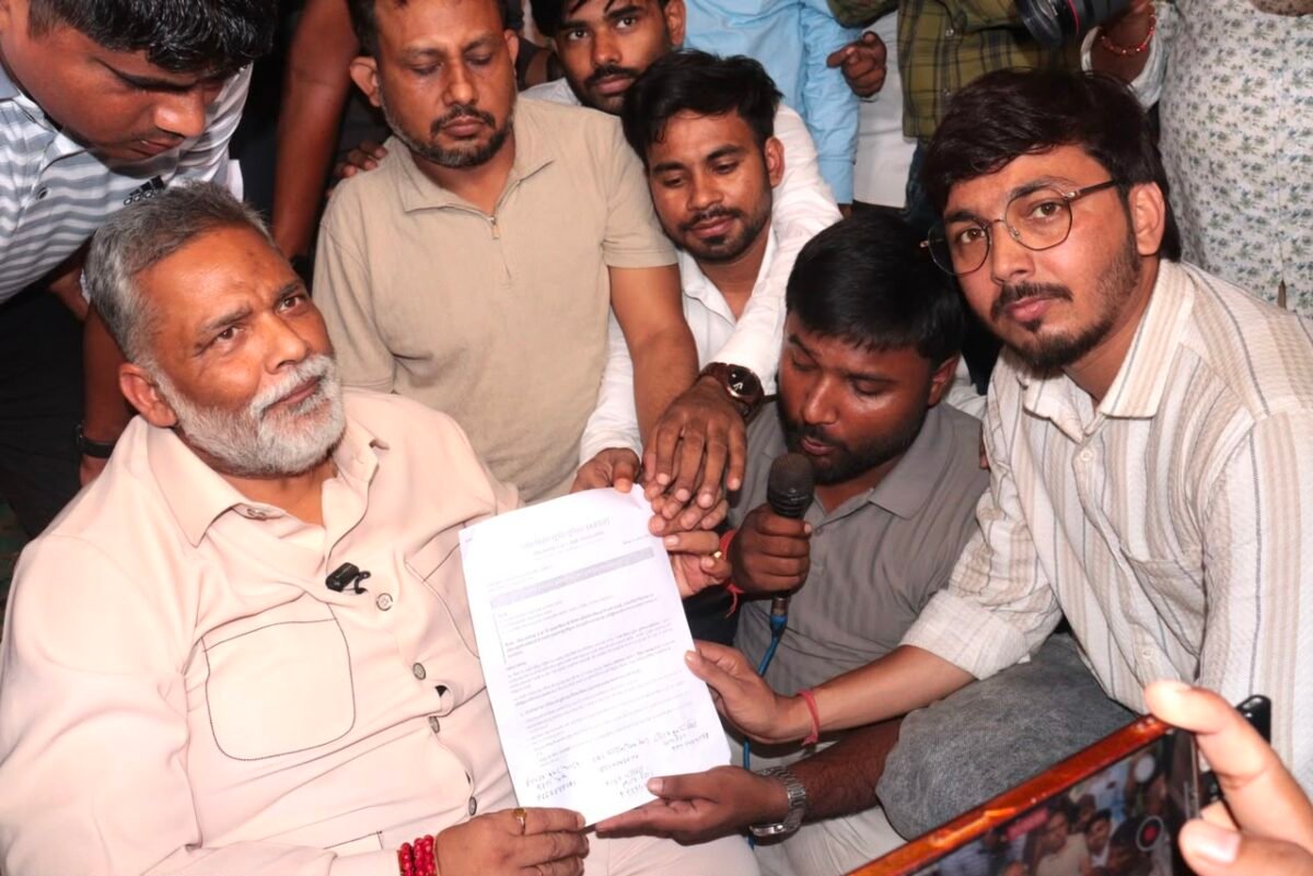 शोधार्थियों के आंदोलन में पहुंचे पप्पू यादव, बोले- मांगें नहीं मानीं तो 16 अगस्त को बैठूंगा उपवास पर