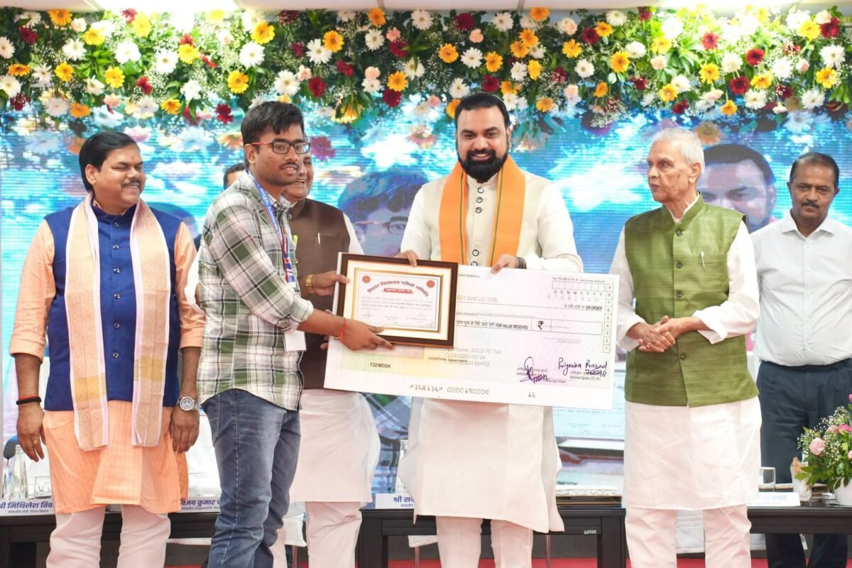 Bihar Board Topper Awardटॉपर्स के चेहरों पर खिली मुस्कान, जब 168 मेधावी बच्चों को मिला मुख्यमंत्री से सम्मान