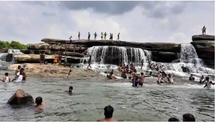 Manjhar Kund: करीब 300 फीट नीचे गिरती है जलधारा